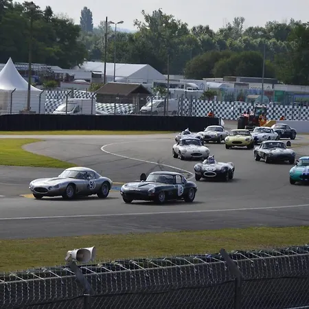 A 2 Pas Du Circuit Couette-café Arnage