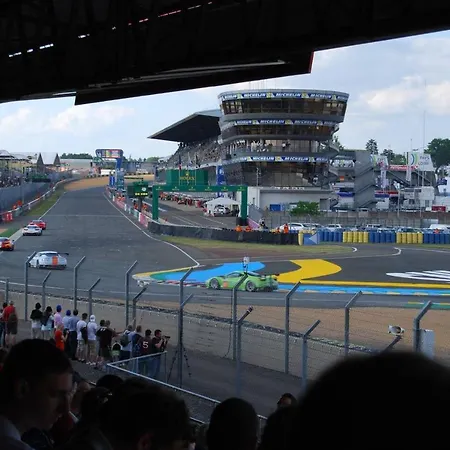 A 2 Pas Du Circuit * Arnage